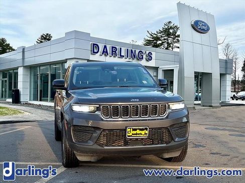 Used 2023 Jeep Grand Cherokee Laredo image 2