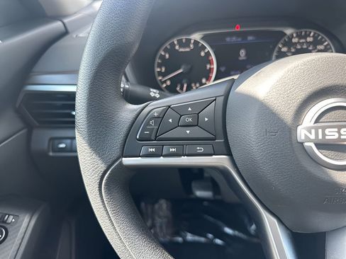 Used 2024 Nissan Altima 2.5 SV image 14