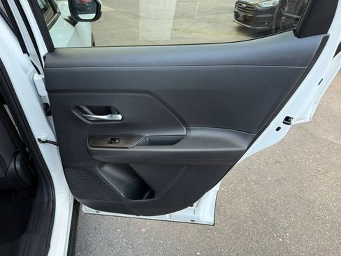 Used 2025 Nissan Kicks SV AWD/4WD image 30