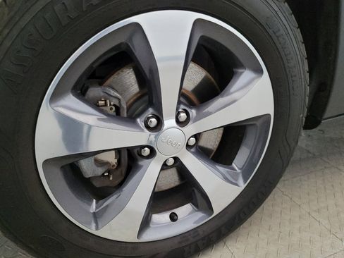 Used 2019 Jeep Cherokee Limited w/ Technology Group AWD/4WD image 31