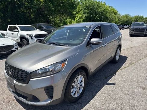Used 2019 Kia Sorento FWD V6 image 2