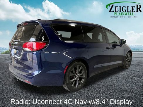 Used 2018 Chrysler Pacifica Touring-L Plus w/ S Appearance Package FWD image 6