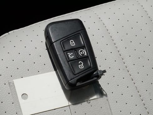 Used 2023 Volkswagen Tiguan SE AWD/4WD image 31