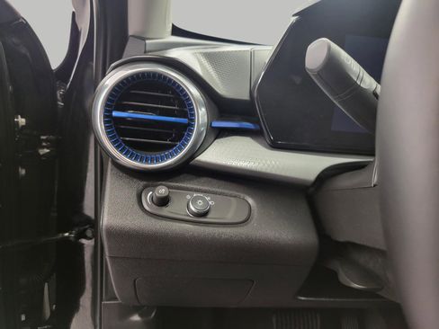 Used 2025 Chevrolet Trax LT w/ LT Convenience Package image 11