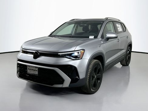 Certified 2025 Volkswagen Taos SEL image 3