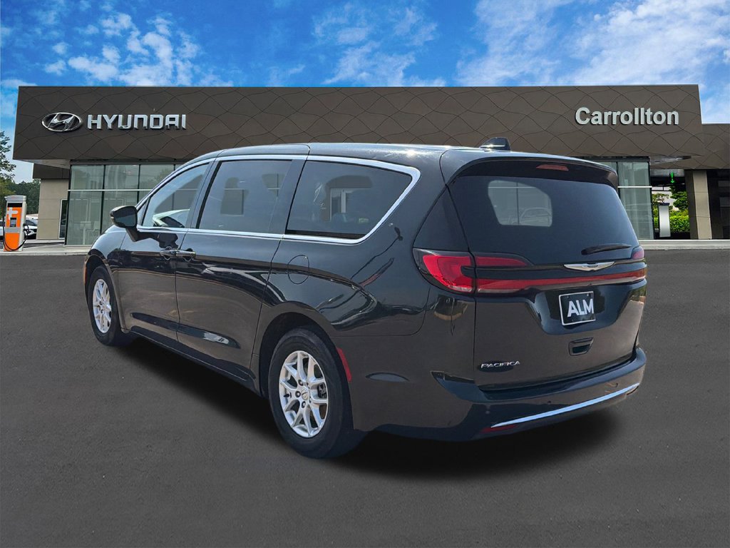 Used 2023 Chrysler Pacifica Touring-L FWD image 7