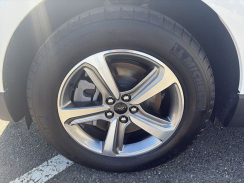 Used 2024 Ford Edge SEL w/ Convenience Package image 2