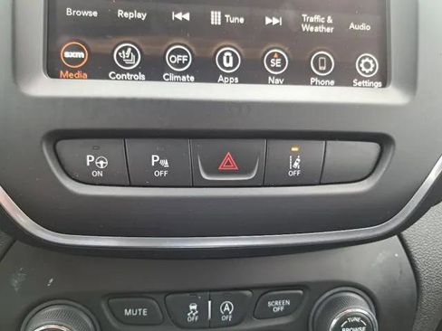 Certified 2023 Jeep Cherokee Altitude Lux image 19