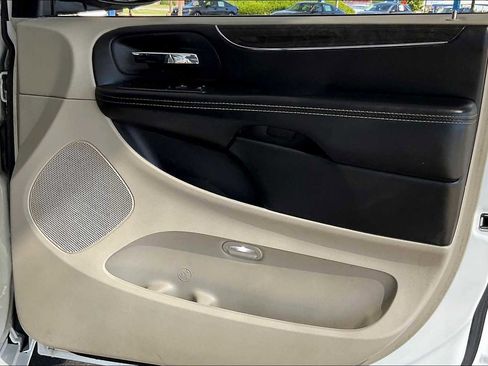 Used 2014 Chrysler Town & Country Touring image 21