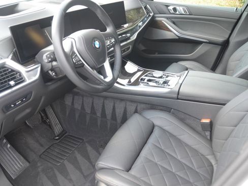 Used 2025 BMW X5 xDrive40i w/ Climate Comfort Package image 2