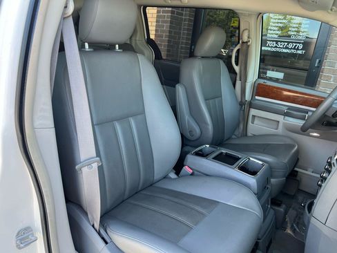 Used 2009 Chrysler Town & Country Touring FWD image 19