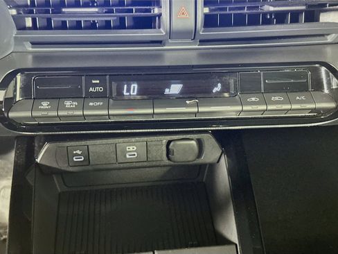Used 2024 Toyota Prius LE FWD image 23