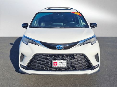 Used 2024 Toyota Sienna XSE image 8