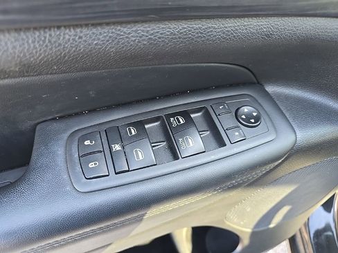 Used 2019 Jeep Grand Cherokee Altitude AWD/4WD image 9