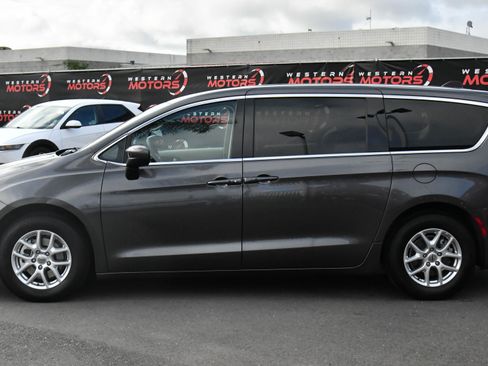 Used 2023 Chrysler Voyager LX image 4