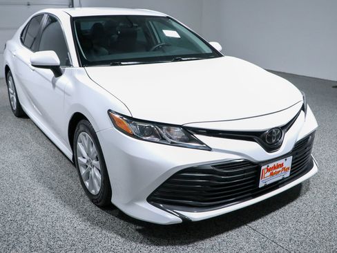 Used 2020 Toyota Camry LE FWD image 5