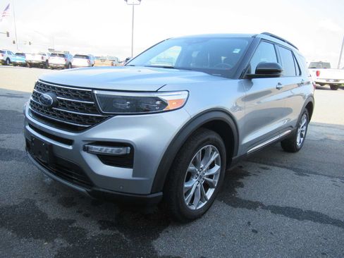 Used 2024 Ford Explorer XLT w/ Equipment Group 202A AWD/4WD image 1