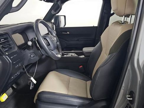 Used 2025 Lexus GX 550 w/ Accessory Package (32) image 3