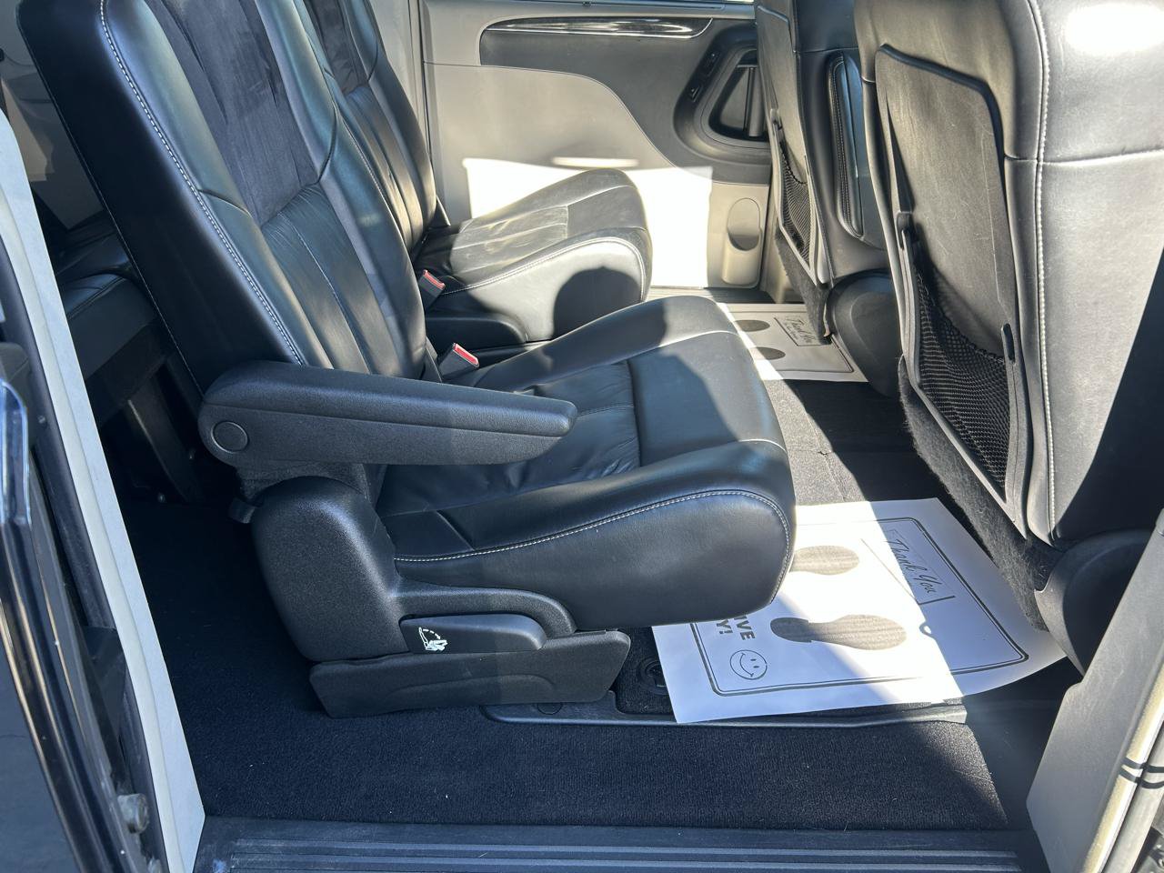 Used 2015 Chrysler Town & Country Limited Platinum FWD image 11
