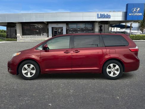 Used 2017 Toyota Sienna LE image 6