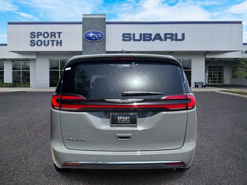Used 2023 Chrysler Pacifica Touring-L w/ Uconnect Theater Family Group FWD image 4
