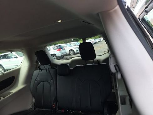 Used 2017 Chrysler Pacifica Touring-L FWD image 13