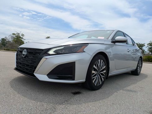 Used 2023 Nissan Altima 2.5 SV w/ SV Premium Package FWD image 8