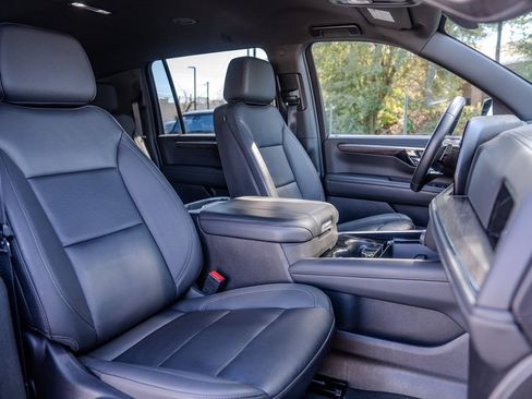 Used 2025 Chevrolet Suburban Z71 image 21