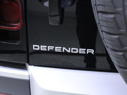 Used 2024 Land Rover Defender 110 S image 9