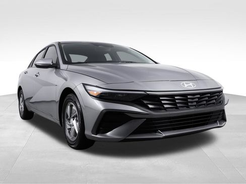 Used 2025 Hyundai Elantra SE FWD image 11