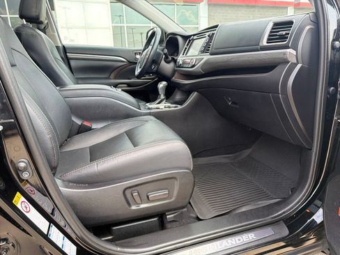 Used 2019 Toyota Highlander Limited Platinum AWD/4WD image 12