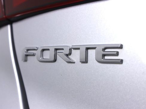 Used 2020 Kia Forte LXS FWD image 33