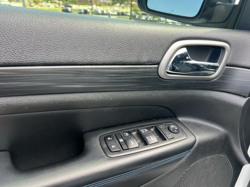 Used 2019 Jeep Grand Cherokee Laredo RWD image 17