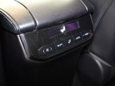 Used 2023 Toyota Highlander XLE image 31