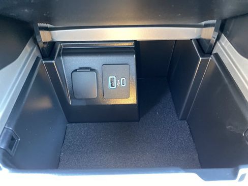 Used 2024 Ford Explorer XLT RWD image 21