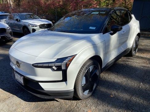 New 2025 Volvo EX30 Plus w/ Climate Package image 3