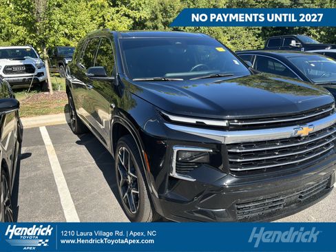 Used 2025 Chevrolet Traverse High Country FWD image 1
