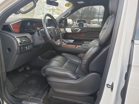 Used 2024 Lincoln Navigator Reserve image 10