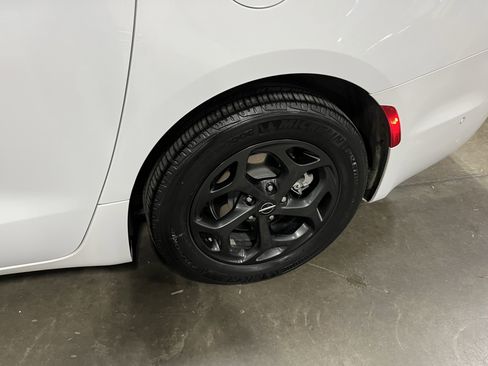 Used 2024 Chrysler Pacifica Select image 25