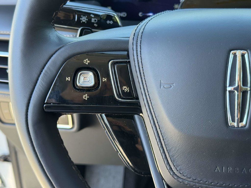 Used 2025 Lincoln Aviator Reserve w/ Luxury Package AWD/4WD image 10