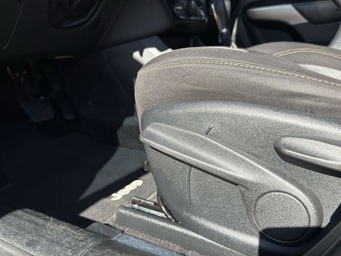 Used 2018 Jeep Cherokee Latitude FWD image 9
