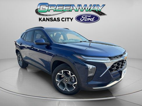 Used 2024 Chevrolet Trax LT w/ Sunroof Package FWD image 1