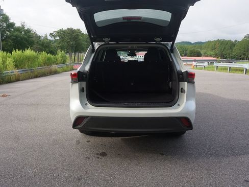 Used 2022 Toyota Highlander XLE FWD image 19