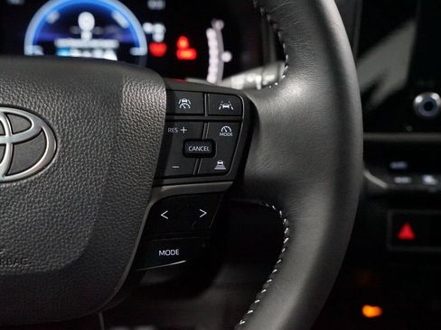 Used 2025 Toyota Camry SE FWD image 13