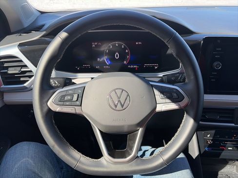 Certified 2025 Volkswagen Taos SE AWD/4WD image 17