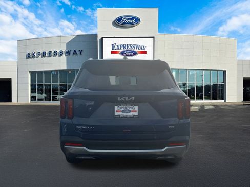 Used 2025 Kia Sorento S image 7