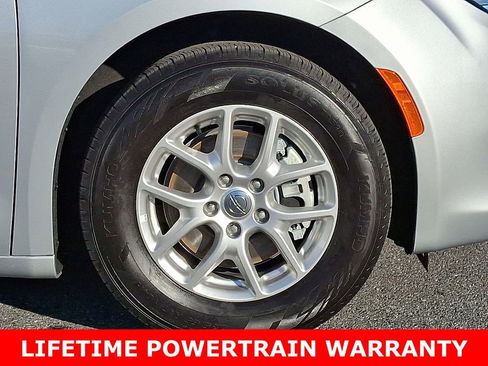 Used 2024 Chrysler Voyager LX image 9