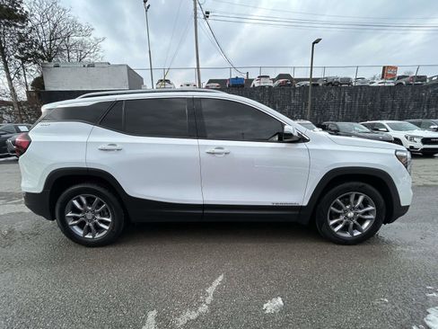 Used 2023 GMC Terrain SLT image 2