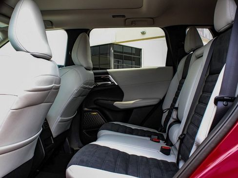 Used 2025 Mitsubishi Outlander SE AWD/4WD image 34