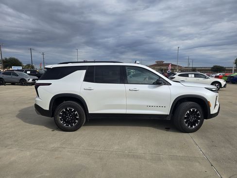 Used 2024 Chevrolet Traverse Z71 image 2